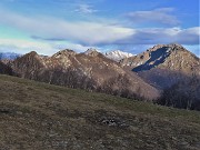 10 Dalla Forcella Alta ci avviamo verso il sent. 571 per il Pertus con vista verso la cimetta del Monte Ocone, la prima a sx 